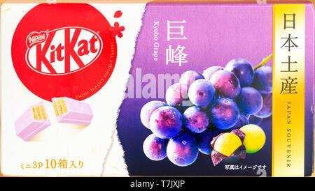 Extérieur de la boîte en carton souvenir de mini-barres Kitkat à saveur de raisin japonais. Souvent vendu dans les aéroports et les boutiques hors taxes pour le marché touristique étranger. Banque D'Images