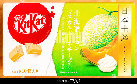 Extérieur de la boîte en carton souvenir des mini-barres Kitkat japonaises à saveur de melon Hokkaido et de mascarpone. Banque D'Images