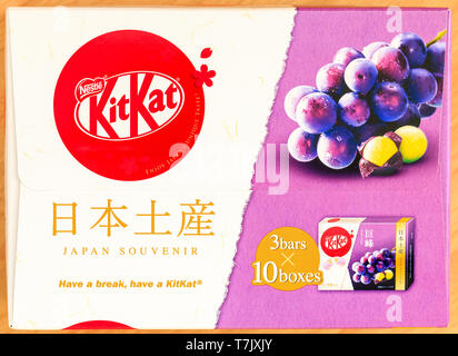 Extérieur de la boîte en carton souvenir de mini-barres Kitkat à saveur de raisin japonais. Souvent vendu dans les aéroports et les boutiques hors taxes pour le marché touristique étranger. Banque D'Images