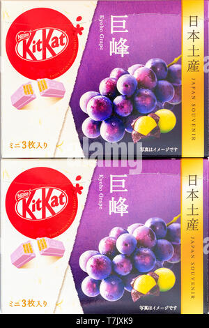 Extérieur de deux boîtes en carton souvenir japonaises de mini Kitkat saveur de raisin Kyoho. Banque D'Images