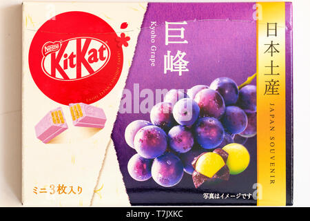 Extérieur de la boîte en carton souvenir de mini-barres Kitkat à saveur de raisin japonais. Souvent vendu dans les aéroports et les boutiques hors taxes pour le marché touristique étranger. Banque D'Images