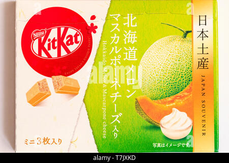 Extérieur de la boîte en carton souvenir des mini-barres Kitkat japonaises à saveur de melon Hokkaido et de mascarpone. Banque D'Images