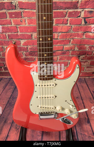 Une Fender Stratocaster iconique 1963 top dalle en Fiesta Red Banque D'Images