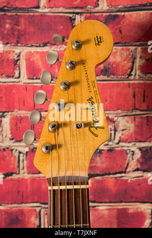Une Fender Stratocaster iconique 1963 top dalle en Fiesta Red Banque D'Images