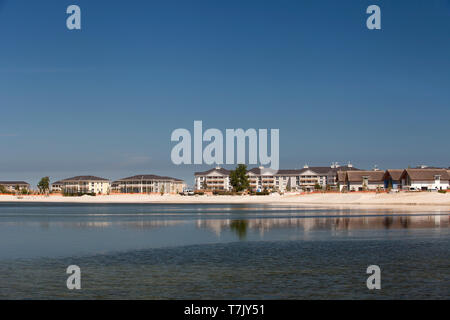 Vue sur le lac sur un complexe hôtelier, Heiligenhafen, Allemagne, Europe Banque D'Images