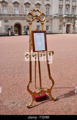 Meghan Duchesse de Sussex a donné naissance à un petit garçon sur 06/05/2019. Un avis a été placé sur un chevalet dans l'avant-cour du palais de Buckingham pour annoncer la naissance royale au duc et duchesse de Cambridge. Buckingham Palace, Londres. UK Banque D'Images