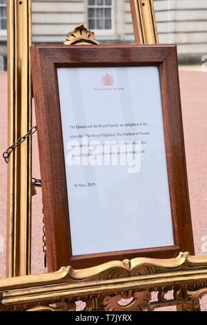 Meghan Duchesse de Sussex a donné naissance à un petit garçon sur 06/05/2019. Un avis a été placé sur un chevalet dans l'avant-cour du palais de Buckingham pour announcethe à la naissance Royale le duc et la duchesse de Cambridge. Le palais de Buckingham. Londres Banque D'Images