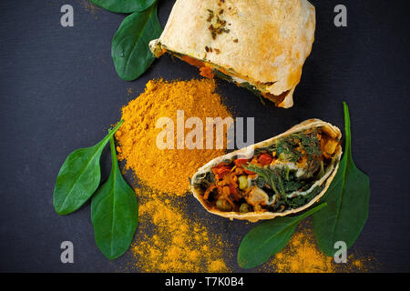 Strudel aux légumes salés, avec tomates et champignons sur fond noir Banque D'Images