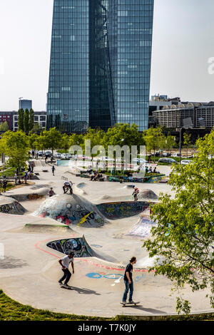 Frankfurt am Main, Gebäude der Europäische Zentralbank EZB, Skaterpark Hafenpark Osthafen, suis, Banque D'Images