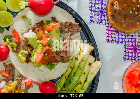 Tacos, Tijuana Carne asada et radis, limes, oignons de printemps et condiments Banque D'Images