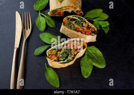 Strudel aux légumes salés, avec tomates et champignons sur fond noir Banque D'Images