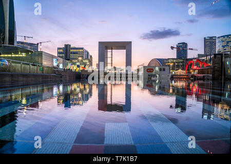 La Grande Arche de la Défense en Hochhausviertel im der Abenddämmerung, Paris, Frankreich | La Grande Arche dans le quartier des affaires de la Défense nationale, à l'ud Banque D'Images