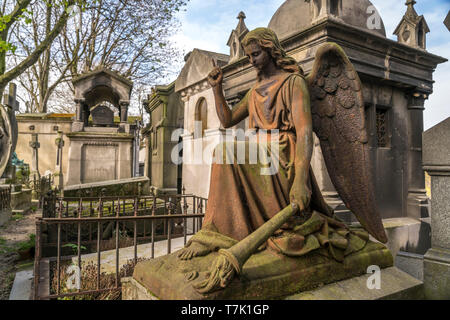 Engel auf dem Pariser Friedhof Cimetiere de Montmartre Paris, Frankreich | angel statue sur le cimetière Montmartre, Paris, France Banque D'Images