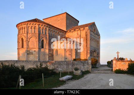 En France, en Charente Maritime, l'estuaire de la Gironde, Saintonge, Talmont sur Gironde, étiqueté Les Plus Beaux Villages de France (les plus beaux villages de France), l'église romane St Radegonde du xiième siècle Banque D'Images