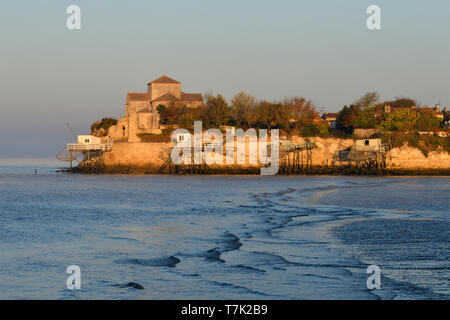 En France, en Charente Maritime, la Saintonge, l'estuaire de la Gironde, Saintonge, Talmont sur Gironde, étiqueté Les Plus Beaux Villages de France (Les Plus Beaux Villages de France), des huttes sur pilotis pour cabane de pêcheur carrelet (filet de pêche) et l'église Sainte Radegonde en Saintonge romane du 12ème siècle Banque D'Images