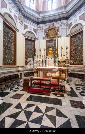 Italie, Pouilles, Salento, Otranto, Santa Maria Annunziata cathédrale construite au 11ème siècle par les Normands, la chapelle des reliques conserve les ossements de 800 martyrs exécutés au cours de l'invasion ottomane de 1480 Banque D'Images