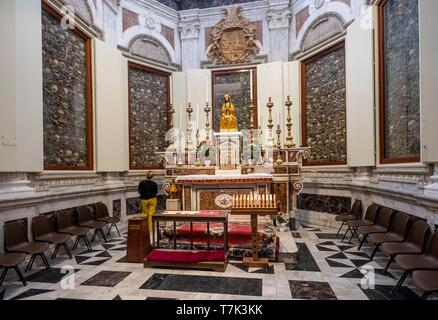 Italie, Pouilles, Salento, Otranto, Santa Maria Annunziata cathédrale construite au 11ème siècle par les Normands, la chapelle des reliques conserve les ossements de 800 martyrs exécutés au cours de l'invasion ottomane de 1480 Banque D'Images
