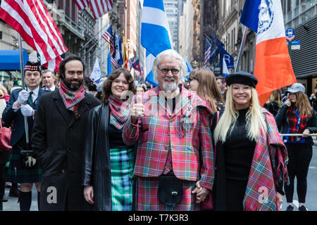 2019 New York Défilé du Jour du tartan sur la 6e Avenue, mettant en vedette : Billy Connolly, Pamela Stephenson Où : New York City, New York, United States Quand : 06 Avr 2019 Crédit : Stefan Jérémie/WENN.com Banque D'Images