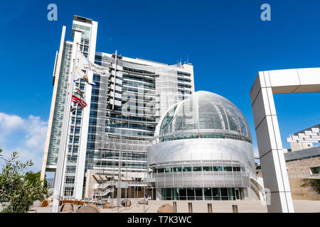 5 mai 2019 San Jose / CA / USA - L'édifice de l'hôtel de ville moderne de San Jose sur une journée ensoleillée ; drapeaux flottant à l'avant ; le sud de San Francisco, Calif. Banque D'Images