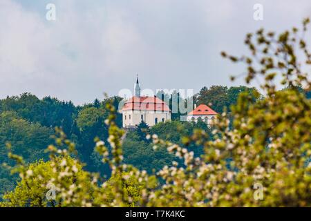 Valdstejn, République Tchèque - 5 mai 2019 : une vue de château Valdstejn en Paradis construit au 13ème siècle sur une colline verte, ciel couvert. Banque D'Images