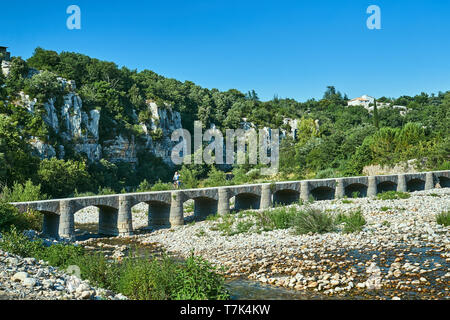 Pont médiéval en pierre dans l'Ardèche ravin en France Banque D'Images