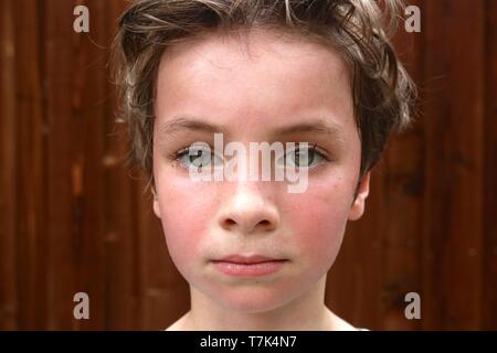 Portrait d'une enfant de sueur avec de grands yeux verts et les cheveux bruns courts Banque D'Images