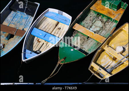 Plusieurs canots colorée ancrée dans le dock Banque D'Images