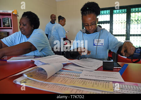 Johannesburg, Afrique du Sud. 7 mai, 2019. Des responsables électoraux travailler dans un bureau de vote de la Crawford College à Johannesburg, Afrique du Sud, le 7 mai 2019. L'Afrique du Sud voir le mercredi sa sixième élection nationale générale depuis la première en 1994. Crédit : Chen Cheng/Xinhua/Alamy Live News Banque D'Images