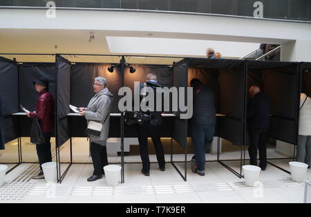 Vilnius, Lituanie. 7 mai, 2019. Les électeurs de remplir leur bulletin de vote dans les élections présidentielles et de deux référendums à Vilnius, Lituanie, le 7 mai 2019. Le vote par anticipation a débuté le lundi de l'élection présidentielle lituanienne et les référendums sur la double citoyenneté et le nombre des membres du parlement. Pour la première fois en Lituanie, le vote par anticipation a lieu pendant cinq jours. Credit : Guo Mingfang/Xinhua/Alamy Live News Banque D'Images