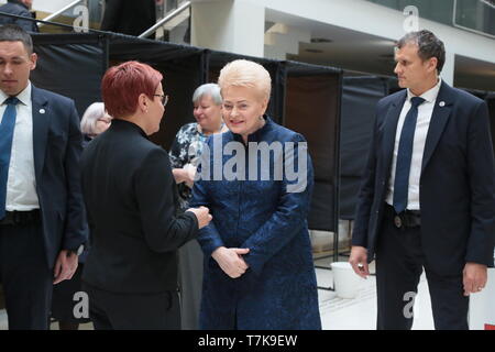 Vilnius, Lituanie. 7 mai, 2019. Le Président de la Lituanie, Dalia Grybauskaite (2e R) parle avec un membre du personnel du bureau de vote après avoir voté aux élections présidentielles et la double citoyenneté référendum à Vilnius, Lituanie, le 7 mai 2019. Le vote par anticipation a débuté le lundi de l'élection présidentielle lituanienne et les référendums sur la double citoyenneté et le nombre des membres du parlement. Pour la première fois en Lituanie, le vote par anticipation a lieu pendant cinq jours. Credit : Guo Mingfang/Xinhua/Alamy Live News Banque D'Images