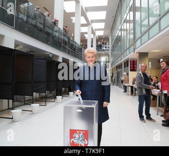 Vilnius, Lituanie. 7 mai, 2019. Le Président de la Lituanie, Dalia Grybauskaite jette son vote dans les élections présidentielles et la double citoyenneté référendum à Vilnius, Lituanie, le 7 mai 2019. Le vote par anticipation a débuté le lundi de l'élection présidentielle lituanienne et les référendums sur la double citoyenneté et le nombre des membres du parlement. Pour la première fois en Lituanie, le vote par anticipation a lieu pendant cinq jours. Credit : Guo Mingfang/Xinhua/Alamy Live News Banque D'Images