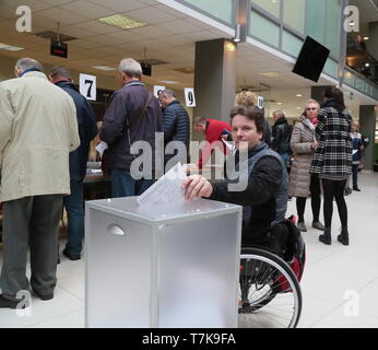 Vilnius, Lituanie. 7 mai, 2019. Un homme handicapé jette son vote dans les élections présidentielles et de deux référendums à Vilnius, Lituanie, le 7 mai 2019. Le vote par anticipation a débuté le lundi de l'élection présidentielle lituanienne et les référendums sur la double citoyenneté et le nombre des membres du parlement. Pour la première fois en Lituanie, le vote par anticipation a lieu pendant cinq jours. Credit : Guo Mingfang/Xinhua/Alamy Live News Banque D'Images