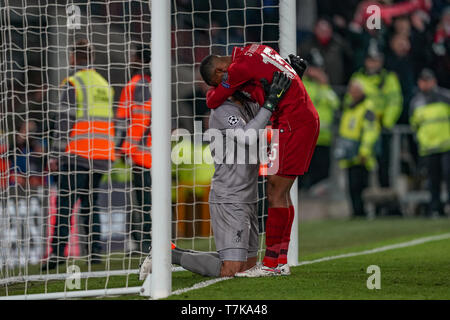 Liverpool, Royaume-Uni. 07Th Mai, 2019. 7 mai 2019, le stade d'Anfield, Liverpool, Angleterre ; demi-finale de la Ligue des Champions, match retour, Liverpool FC vs FC Barcelone ; Alisson Becker (13) de Liverpool et de Daniel Sturridge (15) de Liverpool célèbrent leur victoire de 4-0 sur Barcelone pour aller jusqu'à la finale Crédit : Terry Donnelly/News Images Nouvelles Images /Crédit : Alamy Live News Banque D'Images