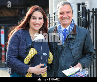 Golders Green, Londres, Royaume-Uni, 07 mai 2019. MP Luciana Berger, gauche(Changement France porte-parole pour les affaires intérieures, la santé, le numérique et la Culture), avec l'eurodéputé candidat (et ancien radiodiffuseur) Gavin Esler, droite. Berger, Esler et plusieurs de ses candidats députés Londres distribuer des dépliants sur une rue pour promouvoir le changement France (Le Groupe indépendant) partie près de la station de métro Golders Green à Londres. Credit : Imageplotter/Alamy Live News Banque D'Images