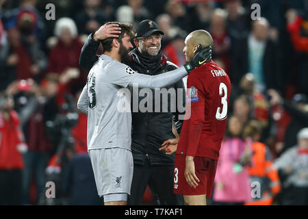 Liverpool, Royaume-Uni. 07Th Mai, 2019. Manager de Liverpool Jurgen Klopp (centre) célèbre à la fin du jeu avec gardien Alisson Becker et Fabinho. Demi-finale de la Ligue des Champions, 2e match aller, Liverpool v Barcelone au stade d'Anfield à Liverpool, le mardi 7 mai 2019. Ce droit ne peut être utilisé qu'à des fins rédactionnelles. Usage éditorial uniquement, licence requise pour un usage commercial. Aucune utilisation de pari, de jeux ou d'un seul club/ligue/dvd publications. Photos par Chris Stading/Andrew Orchard la photographie de sport/Alamy live news Crédit : Andrew Orchard la photographie de sport/Alamy Live News Banque D'Images