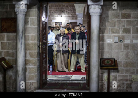Gaza, la Palestine. 7e mai 2019.- Les musulmans vu prendre part aux prières tarawih pendant le Ramadan.fidèles musulmans palestiniens assistent à la prière de la nuit connu comme 'le taraweeh' à la mosquée de M. Hashim le deuxième jour des musulmans mois saint du Ramadan, dans la ville de Gaza. Les musulmans du monde entier célèbrent le mois sacré du Ramadan en priant pendant la nuit, et s'abstenir de manger et boire au cours de la période entre le lever et le coucher du soleil. Credit : Mohamed Zarandah SOPA/Images/ZUMA/Alamy Fil Live News Banque D'Images
