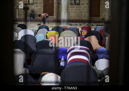 Gaza, la Palestine. 7e mai 2019.- Les musulmans vu prendre part aux prières tarawih pendant le Ramadan.fidèles musulmans palestiniens assistent à la prière de la nuit connu comme 'le taraweeh' à la mosquée de M. Hashim le deuxième jour des musulmans mois saint du Ramadan, dans la ville de Gaza. Les musulmans du monde entier célèbrent le mois sacré du Ramadan en priant pendant la nuit, et s'abstenir de manger et boire au cours de la période entre le lever et le coucher du soleil. Credit : Mohamed Zarandah SOPA/Images/ZUMA/Alamy Fil Live News Banque D'Images