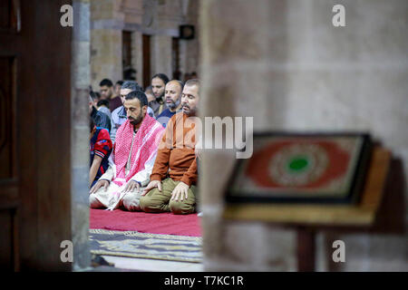 Les musulmans vu prendre part aux prières tarawih pendant le Ramadan. Les fidèles musulmans palestiniens assistent à la prière de la nuit connu comme 'le taraweeh' à la mosquée de M. Hashim le deuxième jour des musulmans mois saint du Ramadan, dans la ville de Gaza. Les musulmans du monde entier célèbrent le mois sacré du Ramadan en priant pendant la nuit, et s'abstenir de manger et boire au cours de la période entre le lever et le coucher du soleil. Banque D'Images
