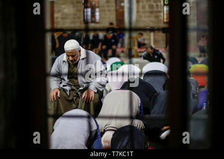 Les musulmans vu prendre part aux prières tarawih pendant le Ramadan. Les fidèles musulmans palestiniens assistent à la prière de la nuit connu comme 'le taraweeh' à la mosquée de M. Hashim le deuxième jour des musulmans mois saint du Ramadan, dans la ville de Gaza. Les musulmans du monde entier célèbrent le mois sacré du Ramadan en priant pendant la nuit, et s'abstenir de manger et boire au cours de la période entre le lever et le coucher du soleil. Banque D'Images