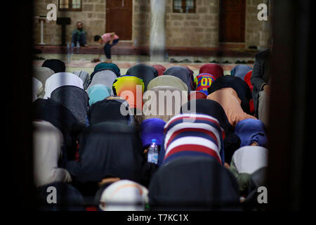 Les musulmans vu prendre part aux prières tarawih pendant le Ramadan. Les fidèles musulmans palestiniens assistent à la prière de la nuit connu comme 'le taraweeh' à la mosquée de M. Hashim le deuxième jour des musulmans mois saint du Ramadan, dans la ville de Gaza. Les musulmans du monde entier célèbrent le mois sacré du Ramadan en priant pendant la nuit, et s'abstenir de manger et boire au cours de la période entre le lever et le coucher du soleil. Banque D'Images