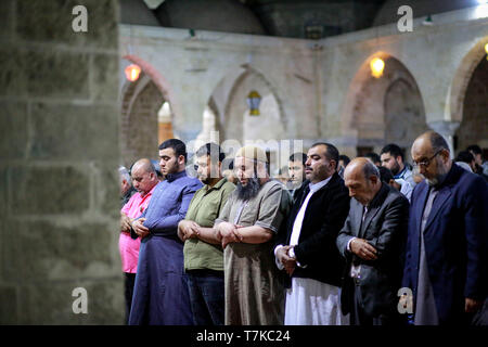 Les musulmans vu prendre part aux prières tarawih pendant le Ramadan. Les fidèles musulmans palestiniens assistent à la prière de la nuit connu comme 'le taraweeh' à la mosquée de M. Hashim le deuxième jour des musulmans mois saint du Ramadan, dans la ville de Gaza. Les musulmans du monde entier célèbrent le mois sacré du Ramadan en priant pendant la nuit, et s'abstenir de manger et boire au cours de la période entre le lever et le coucher du soleil. Banque D'Images