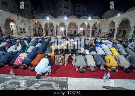 Les musulmans vu prendre part aux prières tarawih pendant le Ramadan. Les fidèles musulmans palestiniens assistent à la prière de la nuit connu comme 'le taraweeh' à la mosquée de M. Hashim le deuxième jour des musulmans mois saint du Ramadan, dans la ville de Gaza. Les musulmans du monde entier célèbrent le mois sacré du Ramadan en priant pendant la nuit, et s'abstenir de manger et boire au cours de la période entre le lever et le coucher du soleil. Banque D'Images
