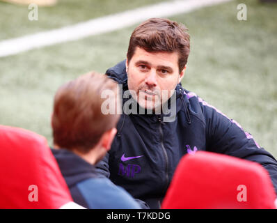 Amsterdam, Pays-Bas. 07Th Mai, 2019. Tottenham Hotspur manager Mauricio Pochettino ayant mots avec le Tottenham Hotspur Tottenham Hotspur Harry Kane au cours de session avant la formation de la Ligue des champions de l'UEFA 2e jambe Semi- finale entre Ajax et de Tottenham Hotspur à Johan Cruyff Arena, Amsterdam, Pays-Bas le 07 mai 2019 : Crédit photo Action Sport/Alamy Live News Banque D'Images