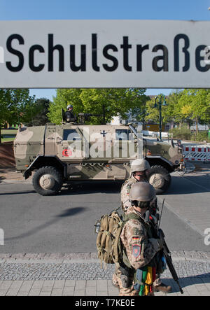 07 mai 2019, Mecklembourg-Poméranie-Occidentale, Pasewalk : En préparation de la mission des soldats de l'Panzergrenadierbrigade 41 '108' avec tous les véhicules de transport protection Dingo 2 et autres véhicules de l'Armée Fédérale Allemande pratique la sécurité des colonnes de véhicules avec voyages comme en Afghanistan. Un exercice militaire de trois jours a commencé dans la région de Pasewalk dans le Vorpommern-Greifswald district, au cours de laquelle les véhicules blindés sont également utilisés pour la formation sur la voie publique. Ceci s'inscrit dans le cadre de convois et des patrouilles qui peuvent mieux se protéger contre les autres Banque D'Images