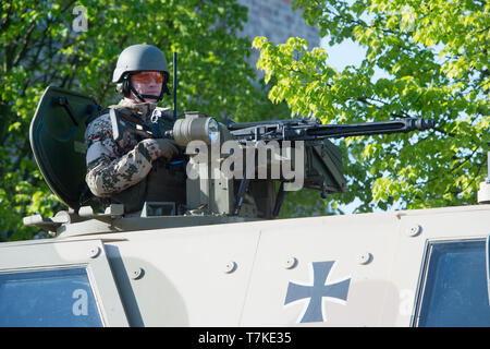 07 mai 2019, Mecklembourg-Poméranie-Occidentale, Pasewalk : En préparation de la mission des soldats de l'Panzergrenadierbrigade 41 '108' avec tous les véhicules de transport protection Dingo 2 et autres véhicules de l'Armée Fédérale Allemande pratique la sécurité des colonnes de véhicules avec voyages comme en Afghanistan. Un exercice militaire de trois jours a commencé dans la région de Pasewalk dans le Vorpommern-Greifswald district, au cours de laquelle les véhicules blindés sont également utilisés pour la formation sur la voie publique. Ceci s'inscrit dans le cadre de convois et des patrouilles qui peuvent mieux se protéger contre les autres Banque D'Images