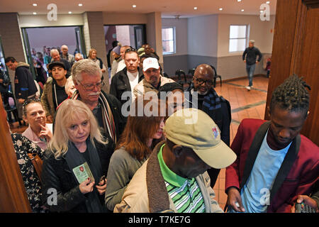 Johannesburg, Afrique du Sud. 8 mai, 2019. Attendre que les électeurs le contrôle d'identité à un bureau de scrutin de la Crawford College à Johannesburg, Afrique du Sud, le 8 mai 2019. Les Sud-Africains se ruent sur environ 23 000 bureaux de vote à travers le pays mercredi pour voter qui va déterminer qui est parti à gouverner le pays dans les cinq prochaines années. Crédit : Chen Cheng/Xinhua/Alamy Live News Banque D'Images