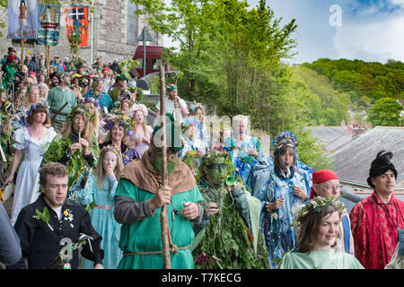 Helston, Cornwall, UK. 8e mai 2019. Helston Flora day festival de printemps annuel. On voit ici les participants de "l'Hal-An-remorquer'. De Robin des Bois et petit Jean, St George et le Dragon, St Michael et le diable pour les Espagnols de Mousehole, toutes les batailles de l'reinact «bonne vaincre le mal'à 'conduire dehors la vieille et bienvenue dans la nouvelle'. Simon crédit Maycock / Alamy Live News. Banque D'Images