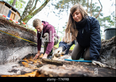 Bielefeld, Allemagne. Le 08 mai, 2019. Aileen Nowack, un étudiant de l'archéologie, et Nico Calmund, stagiaire à la LWL à Münster, creusent dans le camp romain excavé marsh. Les archéologues de la Landschaftsverband Westfalen-Lippe (LWL) ont découvert les restes d'un 2000 ans marsher marais romain dans le district de Sennestadt. Credit : Guido Kirchner/dpa/Alamy Live News Banque D'Images