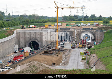 08 mai 2019, l'Allemagne (allemand), Wendlingen : l'entrée du tunnel de l'Albvorlandtunnel sur le site de construction de la nouvelle ligne de l'Wendlingen-Ulm Stuttgart-Ulm projet ferroviaire. En plus d'un nouveau pont ferroviaire sur la rivière Neckar, le Albvorlandtunnel, qui sera de plus de 8000 mètres de long après l'exécution, sera également construit pour la ligne de chemin de fer. Photo : Fabian Sommer/dpa Banque D'Images