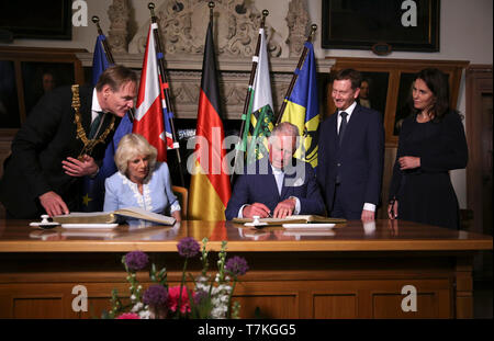 Leipzig, Allemagne. Le 08 mai, 2019. Le maire de Leipzig, Burkhard Jung (SPD, l), le premier ministre de Saxe, Michael Kretschmer (CDU, r), et son partenaire d'Annet Hofmann regardez comme l'héritier du trône britannique, le Prince Charles, prince de Galles (2e à partir de la droite) et son épouse la duchesse Camilla (2e de gauche) s'inscrire dans le Livre d'or de la ville. Credit : Ronny Hartmann/AFP/Piscine/dpa/Alamy Live News Banque D'Images